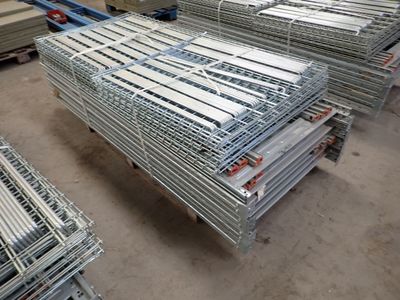de nombreuses palettes empilées dans un entrepôt