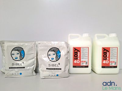 trois bouteilles de lait posées les unes à côté des autres sur une table