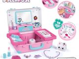 une maison de poupées avec un coffret rose et divers accessoires