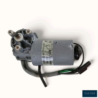 un gros plan d'un moteur posé sur une surface blanche