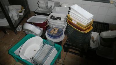 beaucoup de vaisselle qui traîne par terre