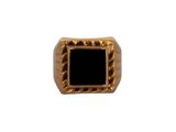 un gros plan d'une bague contenant une pierre noire