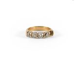 une photo d'une bague en or et diamants