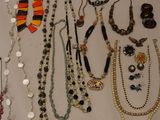 de nombreux colliers et bracelets accrochés à un mur