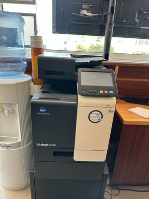 une photo montrant une imprimante et une fontaine à eau dans un bureau