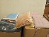 une pile de cartons sur laquelle est posé un oreiller