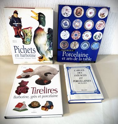 trois livres posés sur une table