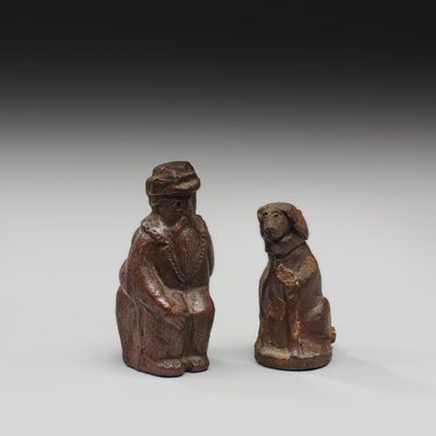 une paire de figurines en bois représentant un homme et une femme