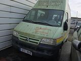 une camionnette garée à côté d'un immeuble