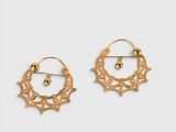 une paire de boucles d'oreilles en or sur fond blanc