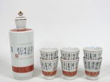 quatre tasses et une carafe sur la table