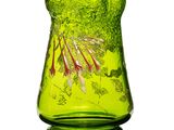 un vase en verre vert contenant des fleurs rouges