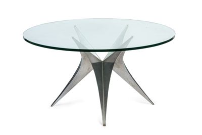 une table en verre avec une base en métal et un plateau en verre