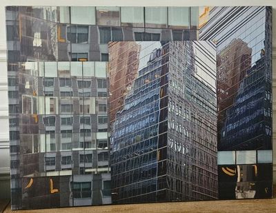 une photo d'un bâtiment sur lequel se trouve une horloge