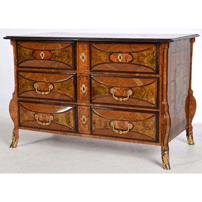 une commode en bois avec un plateau en marbre