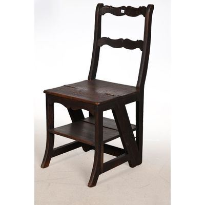 une image représentant une chaise en bois avec une étagère en dessous