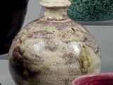 de nombreux vases posés sur une étagère en verre