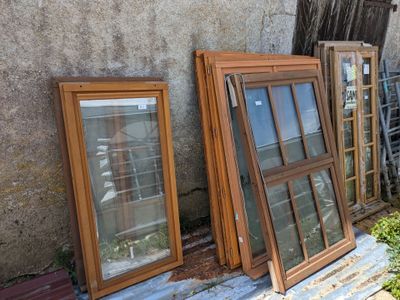 de nombreux types de fenêtres différents situés à l'extérieur d'un bâtiment