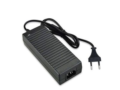 un chargeur noir sur fond blanc