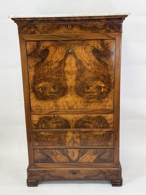 une ancienne commode en bois avec un plateau en marbre