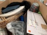 une boîte en carton remplie d'objets hétéroclites