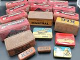 de nombreux types de boîtes de conserve sur la table