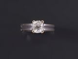 gros plan d'une bague en diamant sur une surface noire