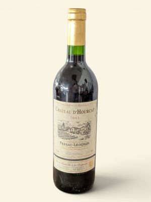 une bouteille de vin posée sur une table