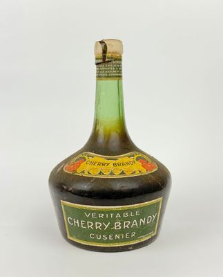 une bouteille d'eau-de-vie de cerise sur fond blanc