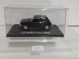 une photo d'une voiture noire dans une vitrine transparente posée sur une table