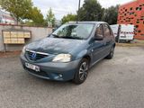 une petite voiture bleue garée dans un parking