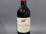 une bouteille de vin rouge posée sur une table