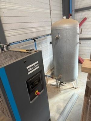 une machine installée à côté d'un grand réservoir