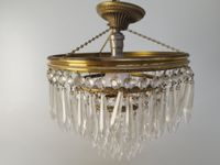 Un lustre à pampilles sur trois rangs