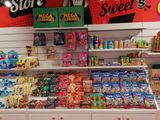 un présentoir de bonbons et de barres chocolatées dans un magasin
