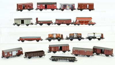 beaucoup de petits trains qui circulent sur les rails