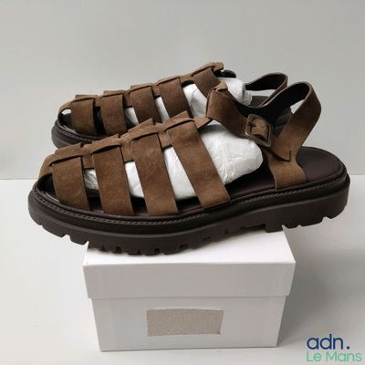 une paire de sandales posée sur une boîte