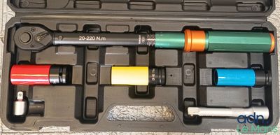 un coffret à outils posé par terre