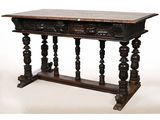 une vieille table en bois avec deux tiroirs et un plateau en marbre