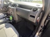 vue de l'intérieur d'une voiture depuis le siège du conducteur