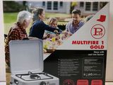 la boîte est ouverte sur une table où se trouve un réchaud