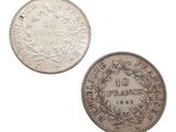 deux pièces d'argent, dont l'une est ornée d'une couronne et l'autre d'une couronne de fleurs