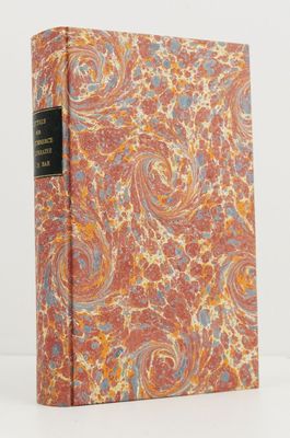 un livre orné d'un motif orange et bleu