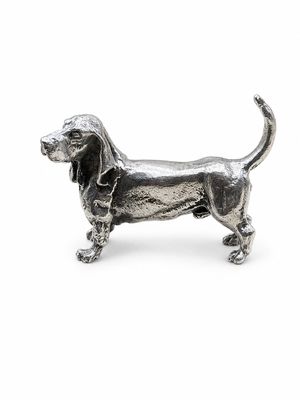 un gros plan d'une figurine de chien sur fond blanc