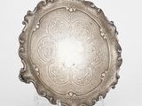 une assiette en argent ornée d'un motif circulaire