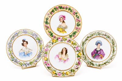 un ensemble de cinq assiettes en porcelaine ornées de motifs floraux représentant des femmes
