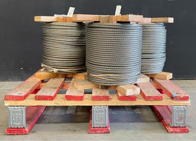 une palette sur laquelle se trouvent tout un tas de câbles