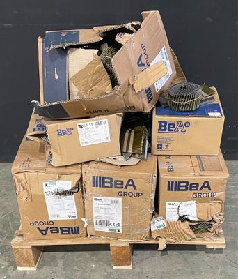 une pile de boîtes empilées les unes sur les autres