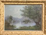 une peinture à l'huile représentant une scène fluviale avec des arbres au premier plan et de l'eau à l'arrière-plan