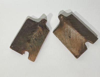 deux morceaux de métal sont posés sur une surface blanche